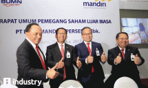  Dirut Bank Mandiri Kartika Wirjoatmodjo (kedua kanan), Wakil Komisaris Utama Imam Aprianto Putro (dua kanan), Wadirut Sulaiman A Arianto (kanan), Komisaris Bangun S Kusmuljono (kiri) di Jakarta (21/8/2017). (Foto Rizki 