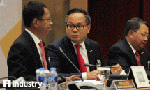 Dirut Bank Mandiri Kartika Wirjoatmodjo (tengah) didampingi Wakil Komisaris Utama Imam Aprianto Putro (kiri), Wadirut Sulaiman A Arianto (kanan), berbincang sebelum membuka RUPSLB Bank Mandiri 2017, (Foto Rizki Meirino)