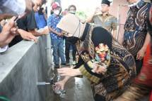 Keren! Mensos Risma dan Wakil Ketua MPR RI Sulap Air Keruh Jadi Air Siap Minum