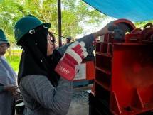 Kelompok perempuan Yaya Ma Dudara saat mencoba mesin pencacah batu di Desa Togafu, Kota Ternate pada Kamis (10/06) 