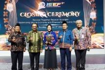 Penghargaan diterima oleh Presiden Direktur BCA Syariah Yuli Melati Suryaningrum dalam acara Closing Ceremony 9th Indonesia Syariah Economic Festival (ISEF) 