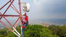Petugas Infrastruktur Menara Telekomunikasi Telkom.