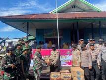 Satgas Yonif Raider 600 Modang Serahkan Bantuan Logistik Untuk Korban Kebakaran Agats