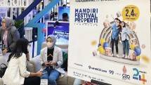 Calon Nasabah KPR berbincang di booth Mandiri