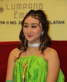 Penyanyi Sandrina Sabet Trofi AMI Awards Dihadiahi Lagu Oleh Boss Nagaswara Musik