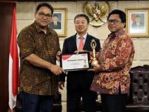 Presiden JAK Jung Kyu Sung Diapit Ketua Umum SMSI Teguh Santosa dan Ketua DPD Oesman Sapta
