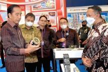 Survei Litbang Kompas terbaru menunjukkan kepercayaan publik terhadap pemerintahan Presiden Joko Widodo (Jokowi) dan Wakil Presiden Ma'ruf Amin pada aspek penegakan hukum dan ekonomi berada paling rendah. 