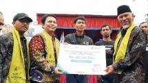 dari kiri ke kanan (memakai selendang kuning): Bupati Solok Selatan, Khoirunas; Regional CEO BSI Region 3 Palembang, Wachjono; Gubernur Sumatera Barat, Mahyeldi Ansharullah dalam peluncuran Program UMKM BSI Klaster Kopi Solok Selatan. 
