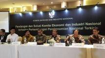 Ketua Komite Ekonomi Industri Nasional, Soetrisno Bachir (kedua dari kiri) pada sebuah diskusi grup terfokus. (Foto: Arah.com/ Harry Muthahhary)