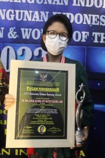 Perias Kecantikan AA Ayu Ketut Agung Peroleh Indonesian Women Inspiring Award
