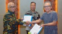 Menperin Agus Gumiwang Kartasasmita (tengah) saat menyaksikan penandatanganan kerja sama yang dilakukan Sekjen Kemenperin, Dody Widodo (kiri) dan inventor yang juga merupakan co-founder Marvell Technology, Sehat Sutardja
