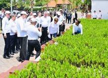 Pesiden Jokowi dan Para Pemimpin Negara G20 Tanam Pohon Mangrove di Tahura