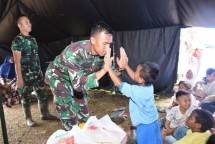 Satgas TNI Angkatan Laut Berbagi Kebahagiaan di Lokasi Bencana Cianjur