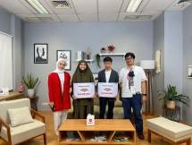 Penyerahan apresiasi secara simbolis kepada dua perwakilan pemenang Sanubari Business Plan Competition 2022 pada Jumat (25/11). Dari kiri ke kanan: Elfinda Gladys (MC), Tiara (pemilik ide bisnis Zamirai Magnet), Thoriq (pemilik bisnis Dekar Dekor Kreatif), dan Prayudi (Senior Manager CLM SiCepat Ekspres). 
