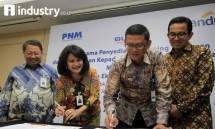 Direktur Government & Institutional Bank Mandiri Kartini Sally dan Direktur Keuangan PNM Tjatur H Priyono disaksikan Wakil Dirut a Bank Mandiri Sulaiman A Arianto dan Dirut PNM Parman Nataatmadja (31/8/2017) (Foto Rizki Meirino)