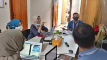 Peneliti dan dosen FEB UB Imanina Eka Delila ( Tengah)