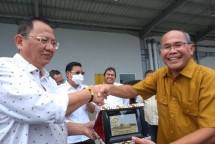 Ketua Komisi IV DPR RI Sudin (kiri) menyerahkan&nbsp; kepada Rice Business Head PT Wilmar Padi Indonesia Saronto di sela kunjungan ke penggilingan modern perusahaan di Serang.
