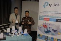 Product Manager TP-Link Indonesia, John Yang dan Marketing Manager TP-Link Indonesia, Aulya Elyasa dalam memaparkan produk CCTV VIGI C540-W dan TAPO C420S2