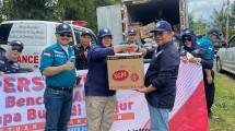 Ketua Umum DPP Apersi Junaidi Abdilah saat menyerahkan bantuan untuk korban gempa di Cianjur