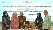 Dari Ki-ka: Head of Client Relationship Bank Muamalat Elisa Ratnawardani, Notaris Dewi Tenty, Direktur Keuangan dan Manajemen Risiko Ian Mitratel Sigit Kurniawan, EVP Corporate Finance and Solution Group BSI Indra Kampono, SVP Corporate Business 1 Group BSI Fiti Syam, dan SEVP Financing Risk and Special Asset Management BSI Babas Bastaman 