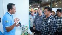 Mentan syl bersama Dirjen PKH Nasrullah melihat stand hasil peternakan hewan