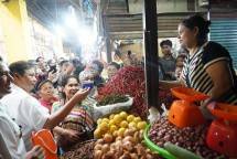 Kunjung kerja ke Kota Medan sekaligus cek harga-harga di Kota Medan, Ketum Golkar Airlangga Hartarto salurkan KUR di Kota Medan pada Sabtu (24/12) didampingi Walikota Medan Muhammad Bobby Afif Nasution, Walkil Gubernur Sumut Musa Rajekshah dan jajaran pengurys DPD Golkar Sumut.