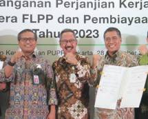 penandatanganan Perjanjian Kerja Sama (PKS) KPR Sejahtera FLPP dan Pembiayaan Tapera Tahun 2023 dengan Bank Penyalur, di Jakarta, Rabu (28/12). 