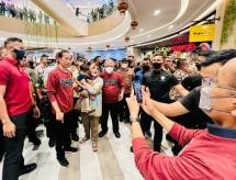 Presiden Jokowi dan Para Menteri Belanja Produk Lokal Indonesia