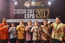 Menteri Perindustrian, Airlangga Hartarto bersama Dirjen Industri Agro Kemenperin, Panggah Susanto dan Sekjen Kemenperin, Haris Munandar saat acara peringatan Hari Kakao Indonesia ke-6 di Kantor Kemenperin (Foto: Humas)