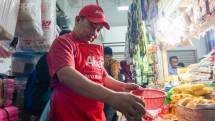 Pedagang Pasar melakukan aktivitas jual beli