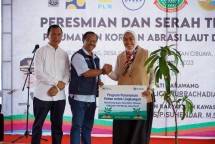 Peruri Serahkan Bantuan Pohon Kepada Warga yang Terdampak Bencana Abrasi Laut dan Rob 