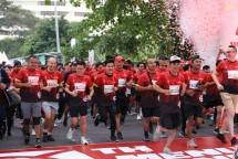  Peserta FunRunThon SiCepat Ekspres memulai lari marathon di Jl. Rasuna Said, Setiabudi, Jakarta Selatan pada Minggu (19/02). 
