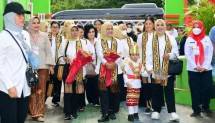 Ibu Iriana Jokowi dan Anggota OASE KIM Bermain Permainan Rakyat Bersama Anak