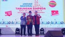 Direktur Utama Bank Nagari, Muhamad Irsyad; Gubernur Sumatera Barat, H. Mahyeldi Ansarullah, S.P.; dan Wakil Ketua Umum II Asbanda, Fidri Arnaldy saat malam puncak Panen Rejeki BPDSI di Ballroom Hotel Truntum, Kamis, 9 Maret 2023. 