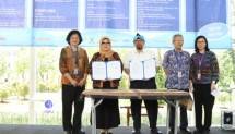 Direktur Utama LLP-KUKM Emilia Suhaimi saat penandatanganan MoU bersama UMN.