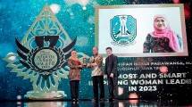 Gubernur Jatim Khofifah Indar Parawansa saat menerim penghargaam bergengsi Duo Award 