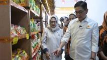 Ketum Kadin Arsjad Rasjid bersama Ketua Komite Tetap Kewirausahaan KADIN Indonesia, Sharmila Yahya saat meresmikan Warung Pancasila