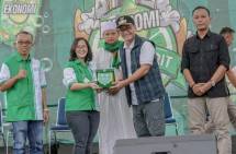 Wings Care menyerahkan penghargaan kepada Wakil Bupati Tasikmalaya dalam acara Ekonomi Ngabuburit Mabar.