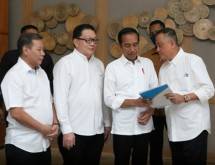 Wilianto Tanta Ketua Umum Paguyuban Sosial Marga Tionghoa Indonesia (PSMTI) bersama Presiden Jokowi