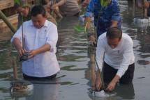 Menhan Prabowo Subianto Dampingi Presiden RI Jokowi Tanam Mangrove Serentak di Seluruh Indonesia