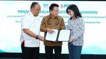 Direktur Utama PT Bank Syariah Indonesia Tbk (BSI) Hery Gunardi (tengah) berbincang dengan Ketua Umum KONI Pusat Letnan Jenderal TNI (Purn) Marciano Norman (kiri) dan Wakil Ketua Umum II PSSI Ratu Tisha Destria (kanan) di sela penandatanganan nota kesepahaman antara BSI dengan KONI dan PSSI.