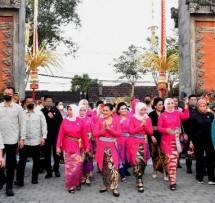 Ibu Iriana Jokowi dan OASE KIM Hadiri Parade Perempuan Berkebaya Adat Bali 
