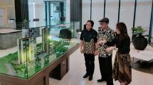 CMO Elevee Condominium, Alvin Andronicus saat menunjukkan konsep pengembangan Elevee Condominium kepada Pengamat Perkotaan Yayat Supriatna