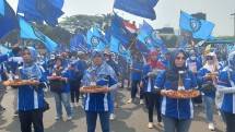 Anggota KSPSI demo di depan DPR terkait RUU Omnibus Kesehatan dan menolak diundangkan