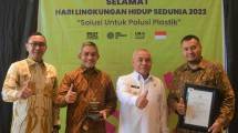 Gubernur Kalimantan Timur, Isran Noor, (kedua dari kanan) menyerahkan penghargaan Program Penilaian Peringkat Kinerja Perusahaan (Proper) Emas kepada tim KIDECO yang diwakili oleh Direktur Eksternal, Legal and Security Kideco, Arif Kayanto (kedua dari kiri)
