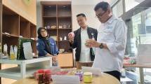 Direktur Utama LPDB-KUMKM, Supomo saat memberikan arahan Monotoring dan Evaluasi Program Inkubasi Tenant dan BPBRIN UNAIR di Surabaya