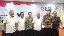 Pengurus KONI berfoto bersama BNI untuk rencana turnamen Golf