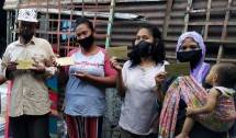 Wahyuni beserta rekan-rekan penerima manfaat dalam program Inclusive Recycling Indonesia (IRI) dari Danone-AQUA. 