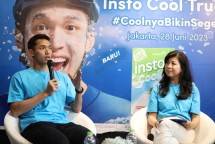 Senior General Manager Marketing Consumer Healthcare PT Combiphar, Cindy Gunawan dan Jojo pemain bulu tangkis tunggal putra Indonesia