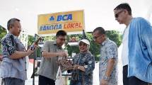 EVP Transaction Banking Business Development BCA Ketut Alam Wangsawijaya (kedua kiri), Deputi Bidang Pariwisata dan Ekonomi Kreatif Kemenko Marves Odo RM Manuhutu (kanan), Direktur Eksekutif Kepala Departemen Pengembangan UMKM dan Perlindungan Konsumen Bank Indonesia (BI) Yunita Resmi Sari (tengah), Direktur Pengembangan Inklusi Keuangan OJK Edwin Nurhadi (kedua kanan), dan Deputi Bidang Ekonomi Digital dan Produk Kreatif Kemenparekraf Muhammad Neil El Himam ( kiri).